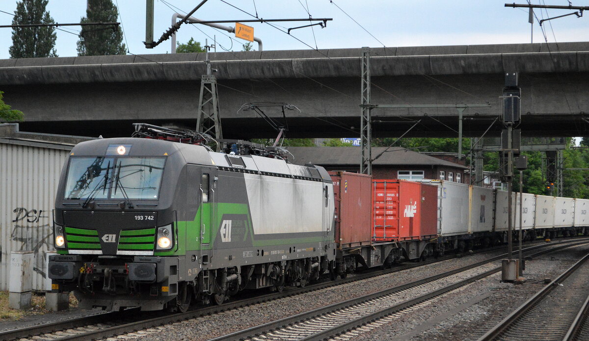 Wiener Lokalbahnen Cargo GmbH, Wien [A] mit der ELL Vectron  193 742  [NVR-Nummer: 91 80 6193 742-4 D-ELOC] und Containerzug verlässt den Hamburger Hafen am 08.06.21 Durchfahrt Bf. Hamburg-Harburg.