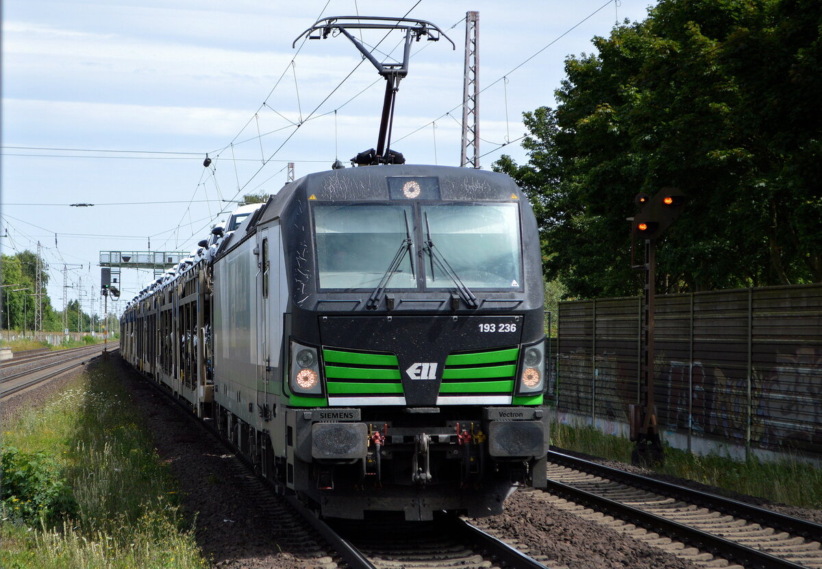 Wiener Lokalbahnen Cargo GmbH, Wien [A] mit der ELL Vectron  193 236  [NVR-Nummer: 91 80 6193 236-7 D-ELOC] und einem PKW-Transportzug am 18.07.22 Durchfahrt Bahnhof Dedensen Gümmer.