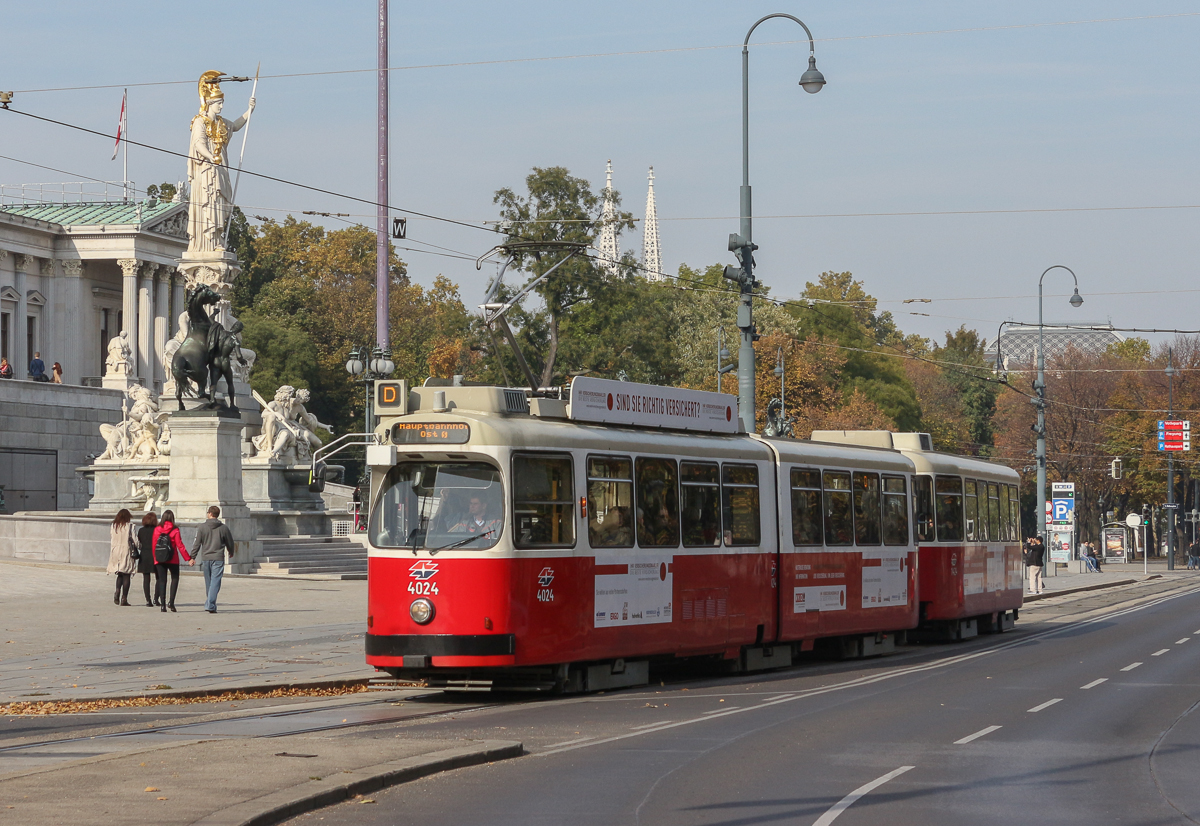 Wiener Strassenbahn (E2 4024) der Linie D Richtung Hauptbahnhof Ost fährt gerade am Parlamentsgebäude vorbei und erreicht in Kürze die Haltestelle Dr.-Karl-Renner-Ring. 20.10.2013