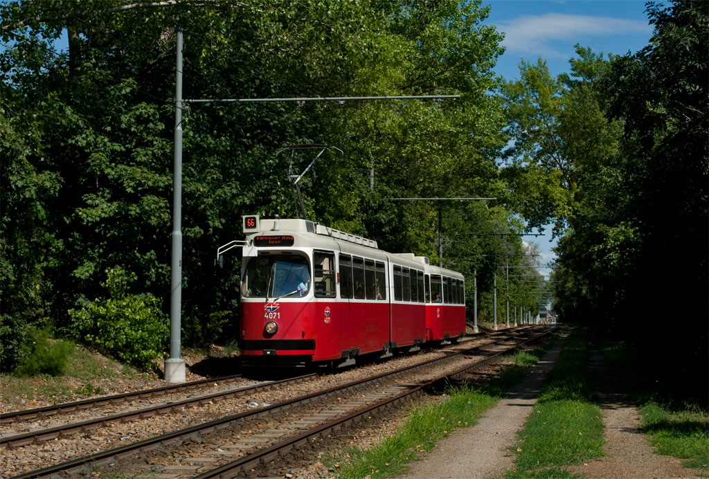 Wien

Seit 02.09.2017 verkehrt die U1 bis Oberlaa, aber am 10.07.2012 war die Welt noch in Orndung und schön Grün und die Strecke des 67er damals voll noch im Betrieb. 

Im den Sommermonaten Juli & August konnte man mit der Linie 66 direkt von Oberlaa bis Kärntner Ring Oper fahren im selbsten Fahrzeug wegen der U1 Sperre (Reumannplatz - Schwedenplatz) 

E2 4071 1471 als Linie 66 bei Rothneusiedl! 