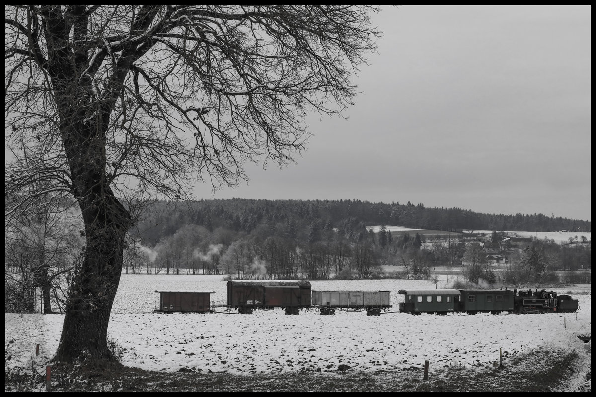 Wies amol woar , soll dieser Güterzug zeigen . Hier bei Neudorf am 16.12.2018
