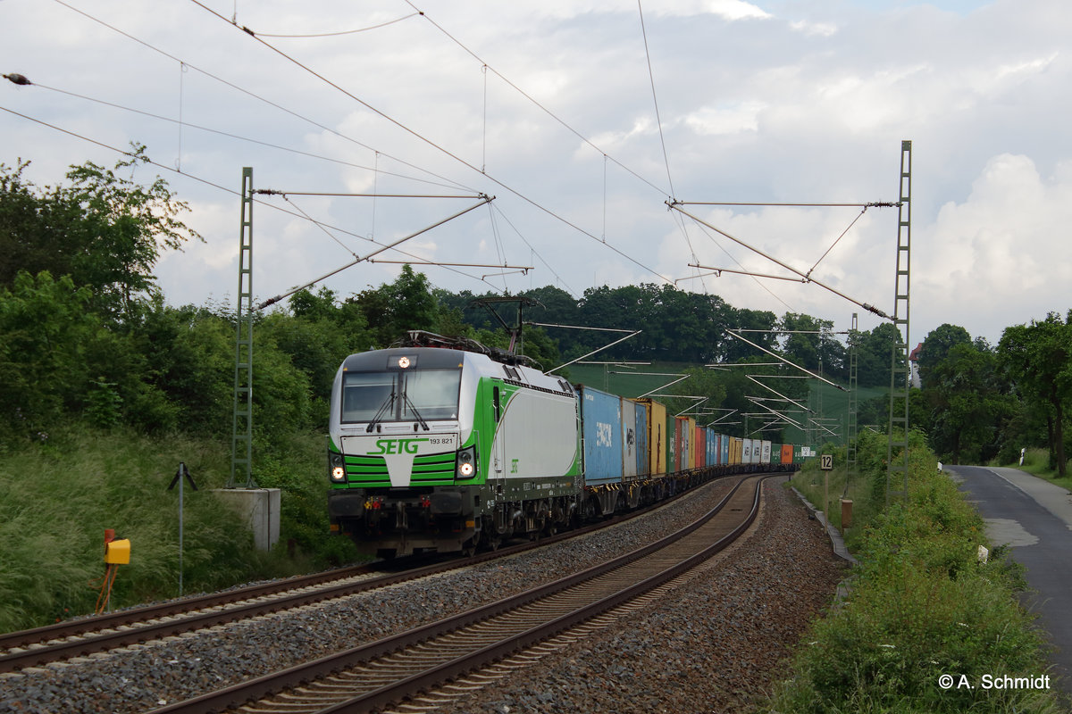 Wiesaucontainerzug mit 193 821 auf dem Weg von Hof nach Hamburg. Aufgenommen am 03.06.2016 in Liebau/Pöhl