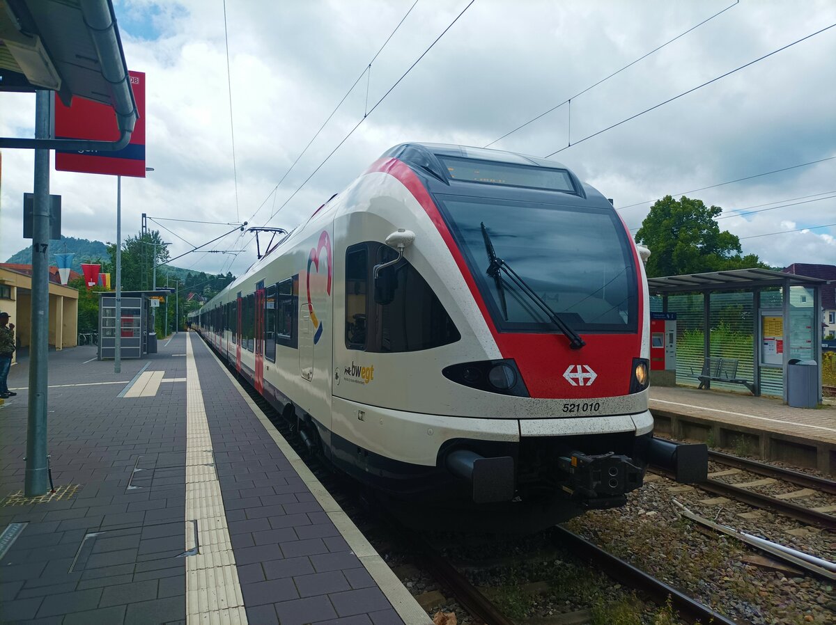 Wiesental Aushilfszug RABe 521 010 am 18.8.21 auf dem Seehas in Engen RABe 521 010 wurde im März 2021 für den beschädigten RABe 521 008 eingewechselt nachdem dieser von Bäumen bsw. Ästen getroffen wurde , Inzwischen ist 008 wieder Repariert und im Wiesental im Einsatz
