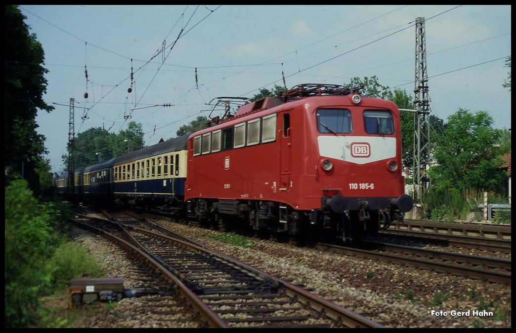 Wiesloch Walldorf am 5.7.1991 um 16.27 Uhr: 110185 mit Zug 2735 nach Stuttgart.