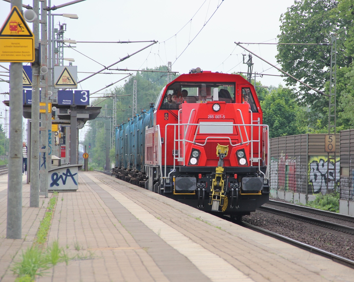 Wieviele Bahnmitarbeiter braucht man, um eine Gravita zu bedienen? Nein, Scherz beiseite aber auf der 265 007-5 saen am 30.05.2013 auf der Fahrt aus Richtung Seelze mit dem  Kurzzug  5 Personen im Fhrerstand. Aufgenommen in Dedensen-Gmmer.