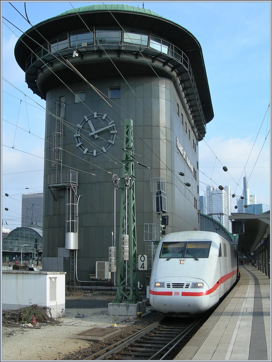 Wieviele Fahrstrassen wurden hier eingestellt, wieviel Signale auf Freie Fahrt gestellt im Stellwerk von Frankfurt (Main) HBF? 
Wie V 200 und E 103 Sinnbild der modernen Deutschen Bundesbahnen, hat auch hier der Fortschritt der Technik das Stellwerk abgelöst.
23. Februar 2008 