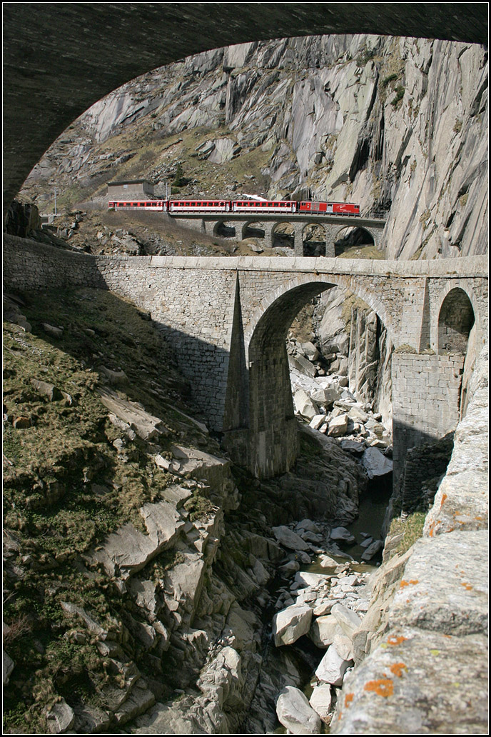 Wilde Schlucht mit Verkehrswegen -

Die beiden Teufelsbrücken und die Schöllenenbahn. Direkt unter der alten Brücke in Bildmitte verläuft außerdem der alte Gotthardtunnel.

15.05.2008 (M)