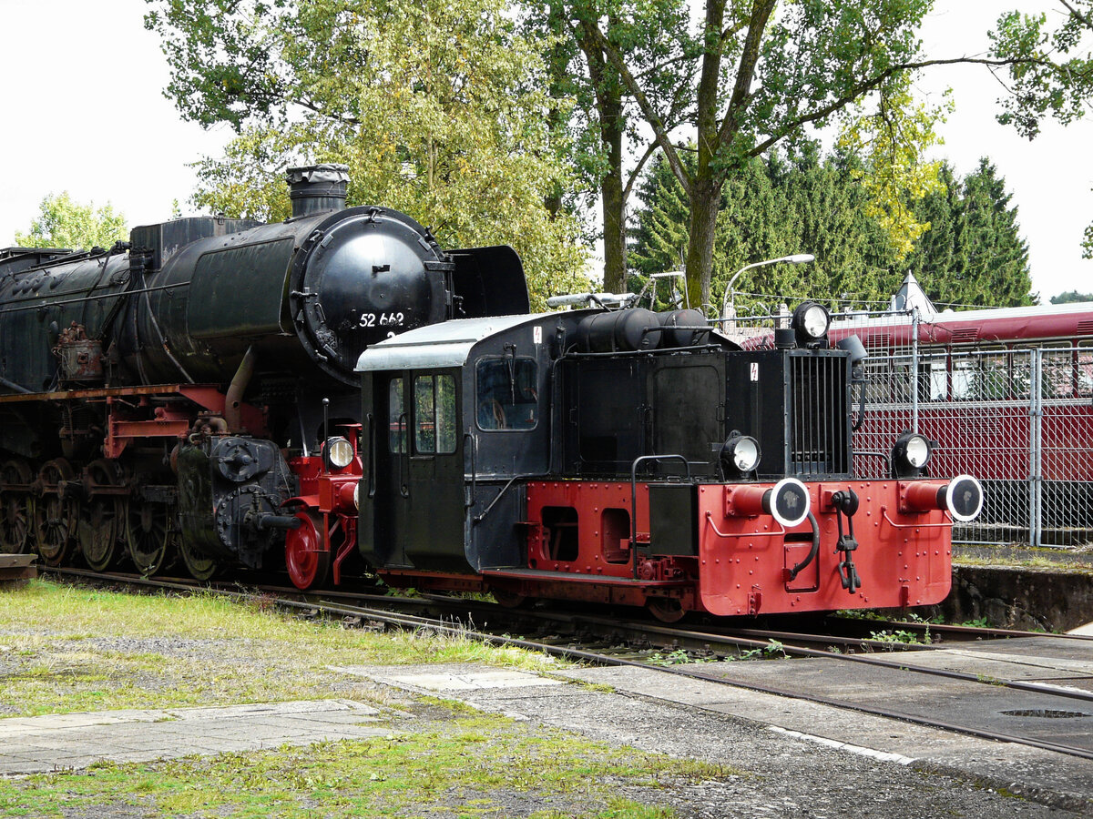 Will die kleine 310 309 die große 52 662 ziehen? Die Aufnahme entstand am 25.092010 im Museum Hermeskeil.