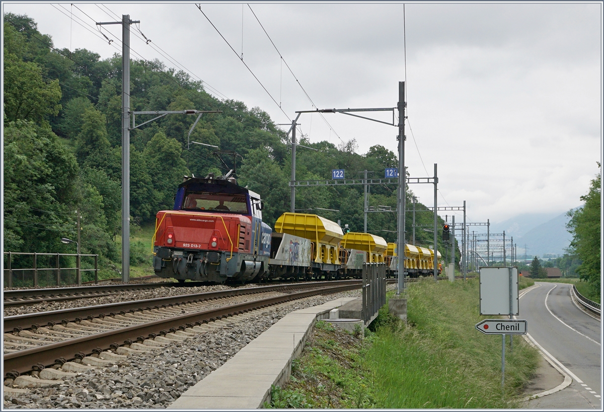 Will oder kann im Endbahnhof das Triebfahrzeug seinen Zug nicht umfahren, gibt es seit vielen Jahren die Möglichkeit, den Zug zu schieben. Im Reiseverkehr Gang und Gäbe, im Güterverkehr die grosse Ausnahme, fehlt doch der  Steuerwagen  bzw. die  Steuerleitung . Doch es gibt Ausnahmen: Zwischen Vevey und Rivaz wurde jahrelange ein  Sputnik  als  Steuerwagen  verwendet und wie dieses Bild zeigt, geht es auch ohne  Steuerwagen . Kurz nach St-Maurice schiebt die SBB Eem 923 013-7 als Zugfahrt, wie das grüne Signal untermalt,  ihren Güterzug in Richtung des Anschlussgleises bei Massongex, zwar sitzt der Lokführer in der  Maschine  doch die Strecke beobachtet wie auf dem Bild zu sehen, ein Streckenkundiger Bahn-Mitarbeiter. Der kurze Abschnitt vom Bahnhof von St-Maurice bis zur Streckentrennung im Hintergrund wird übrigens nicht nur von den  Nebenbahn -Zügen der Strecken nach St-Gingolph genutzt, sondern hauptsächlich auch von den zahlreichen Zügen der Simplonline Lausanne - Brig.

14. Mai 2020