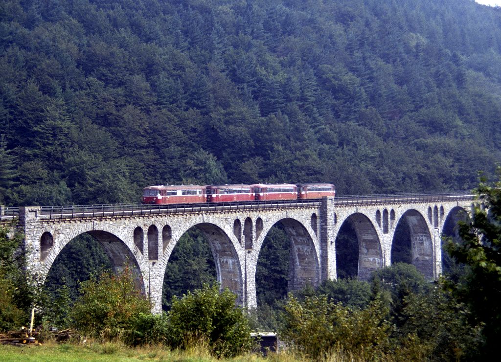 Willinger Viadukt mit viertlg. Schienenbusgarnitur n. Korbach, 10.09.1989