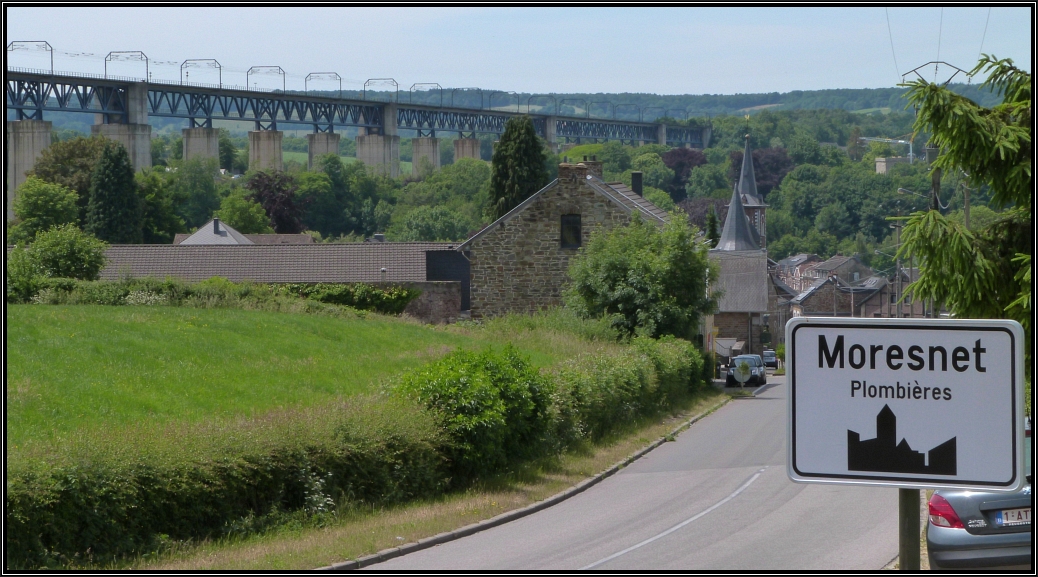 Willkommen in Belgien,hier der Blick auf Moresnet,oberhalb vom Dorf verläuft das Göhltalviadukt,hier links im Bild. Dieses Bauwerk ist Teil der Montzenroute ,die Aachen West mit Tongeren (B) verbindet. Szenario Anfang Juni 2015 aufgenommen.