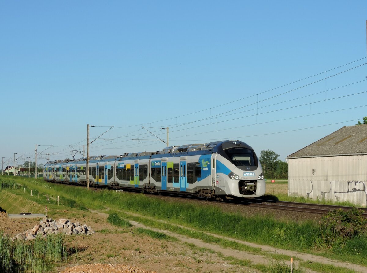 Wilwisheim - 1. Juni 2021 : Regiolis B 83585L im Fluo Grand Est Design am Zug 835028 Strassburg - Nancy.