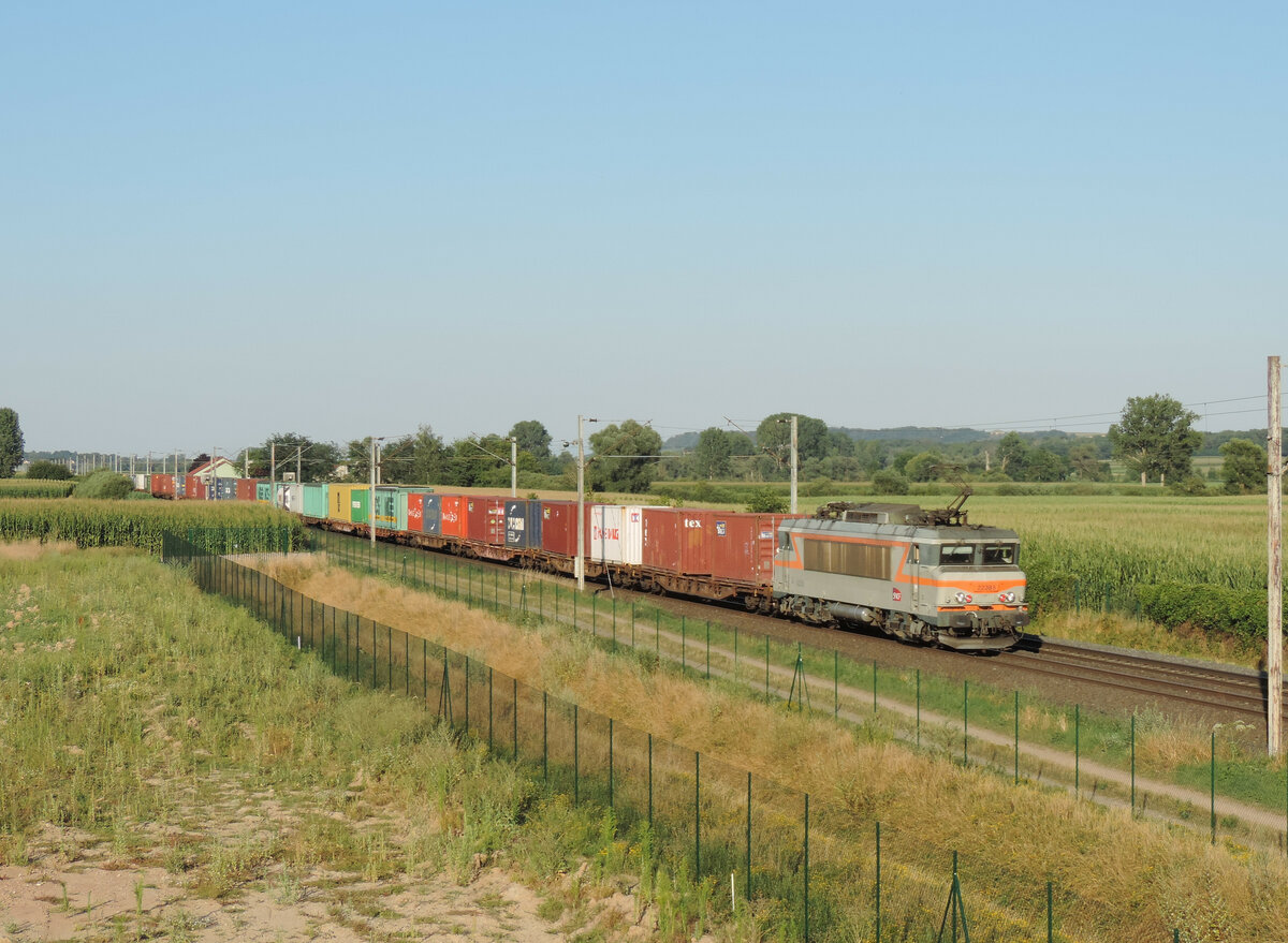 Wilwisheim - 15. Juli 2022 : Die 22385 mit dem Naviland von Strassburg nach Gevrey.