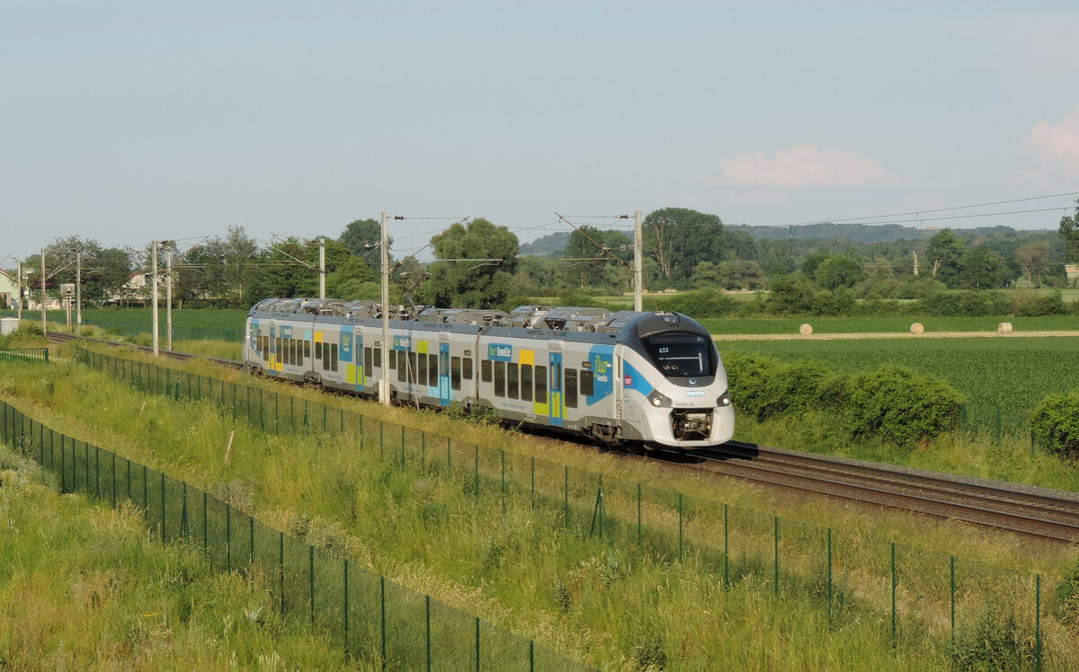 Wilwisheim - 7. Juni 2023 : Der B 84801M im neuen  TER Fluo  Farbschema am TER 830314 von Strassburg nach Metz.
