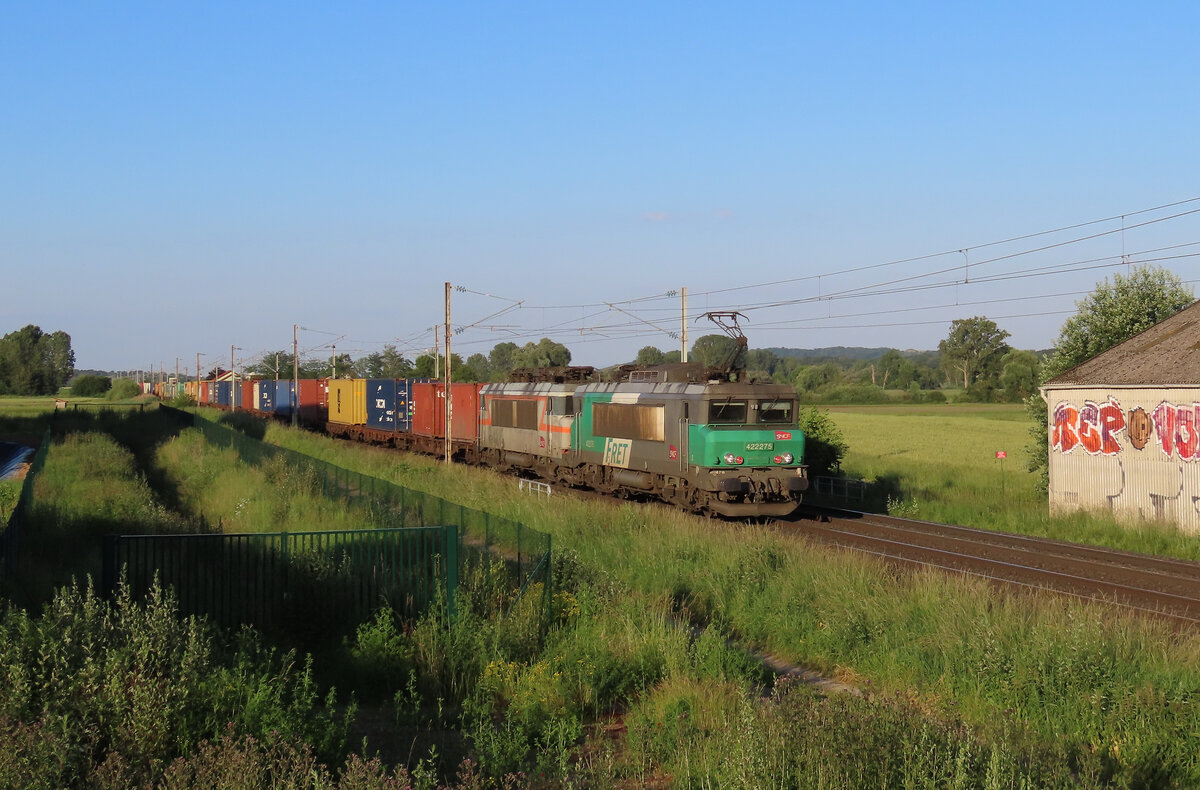 Wilwisheim - 7. Juni 2024 : BB 22275 mit 22389 im Schlepp am Naviland von Strassburg nach Gevrey.