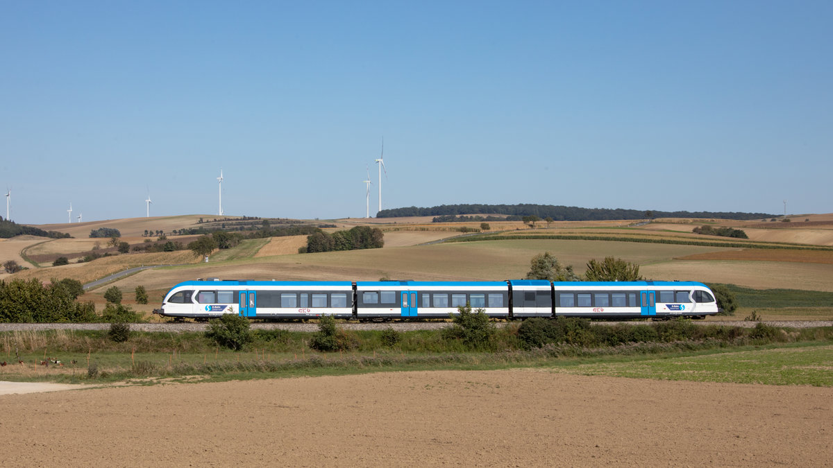 Wind- Räder sind in den weiten Rund um Wien unzählige zu finden. 
Sie bringen uns die unerlässliche Energie und manchmal auch ein Nettes Motiv. 
GTW 08 rollt durch die sanften Hügel des Weinviertels. 
21.09.2019