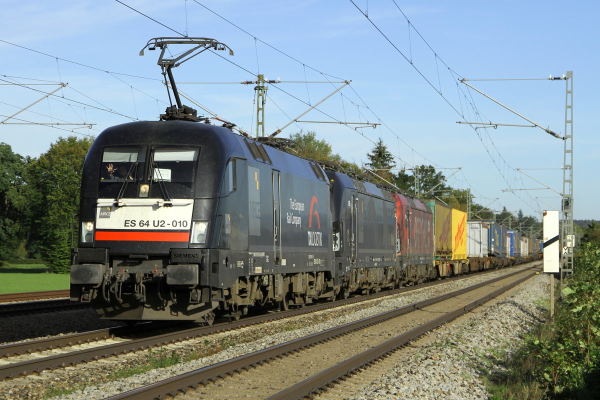 Winke winke, lieber Herr Lokführer !  3 Loks und viele Wagen hinten dran, immer wieder schön. 26.9.18 bei Eglharting in Richtung München.