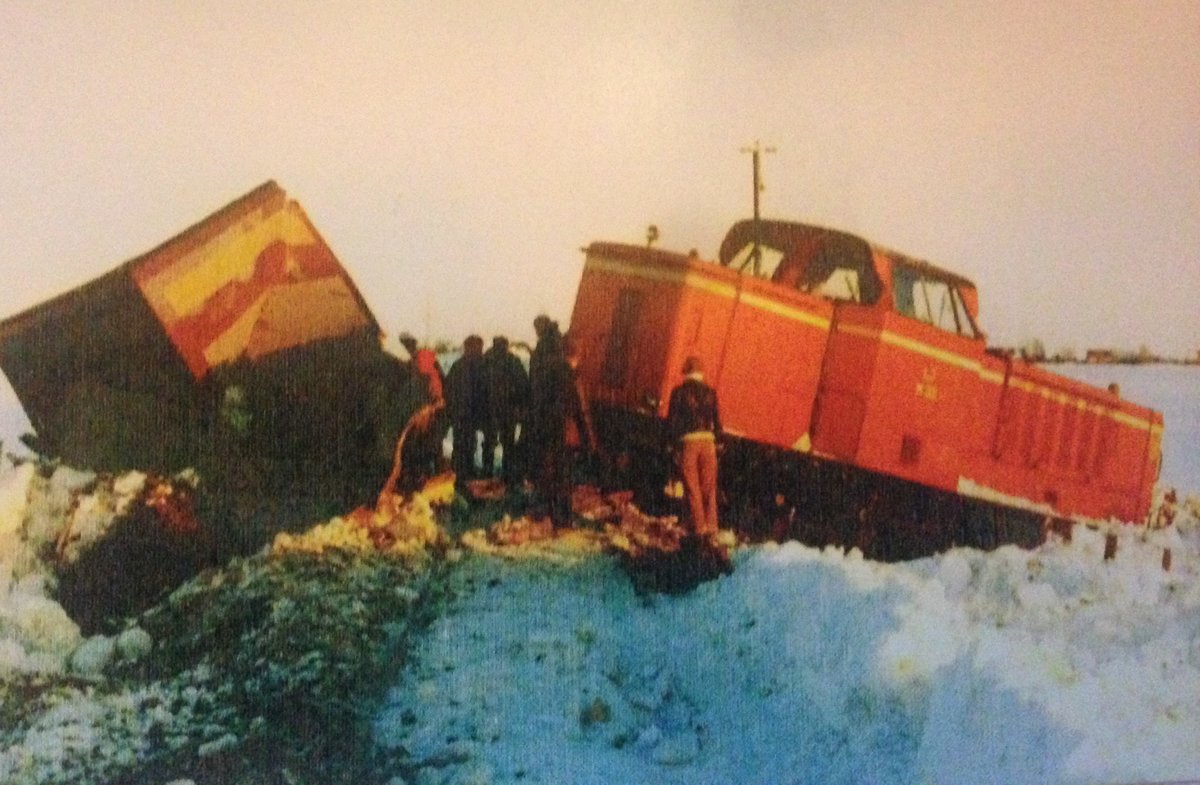 Winter 1979 LJ Lollandsbanen Während der Schneepflug fahren in der Nähe Sakskoebing entgleist der Schneepflug, das Gleis wird auf aufgereissen. Und die Lok ramten der Pflug und Sturz in den Graben. Der Schneepflug wird schon fast zerbrochen, die lok musste zum MAK, da es Hatte viele Schaden. DAS BILD IST VON MEINEM FOTOALBUM .