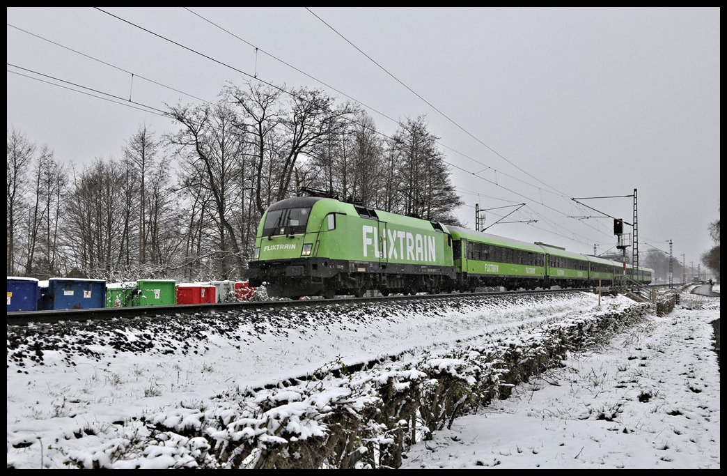Winter am 1.April 2022 an der Rollbahn in Hasbergen. Bisher hatte es dort im Jahr 2022 noch keinen Schnee gegeben. 
Flixtrain nach Köln mit Taurus 182515-7 ist an diesem Tag und Ort um 11.47 Uhr unterwegs nach Köln.