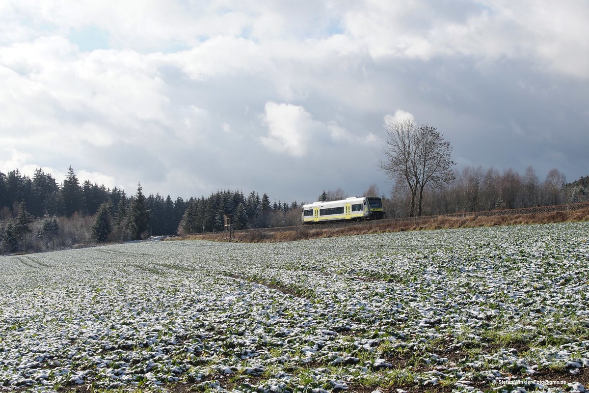 Winter an der Nebenbahn mit Agilis. Aus Bad Steben kommt der 650er und erklimmt die Steigung zwischen Rothenbürg und Stegenwaldhaus und entfernt sich damit aus dem Tal der Selbitz. Am 22.11.2015 schien die Wintersonne und machte dieses Bild möglich.