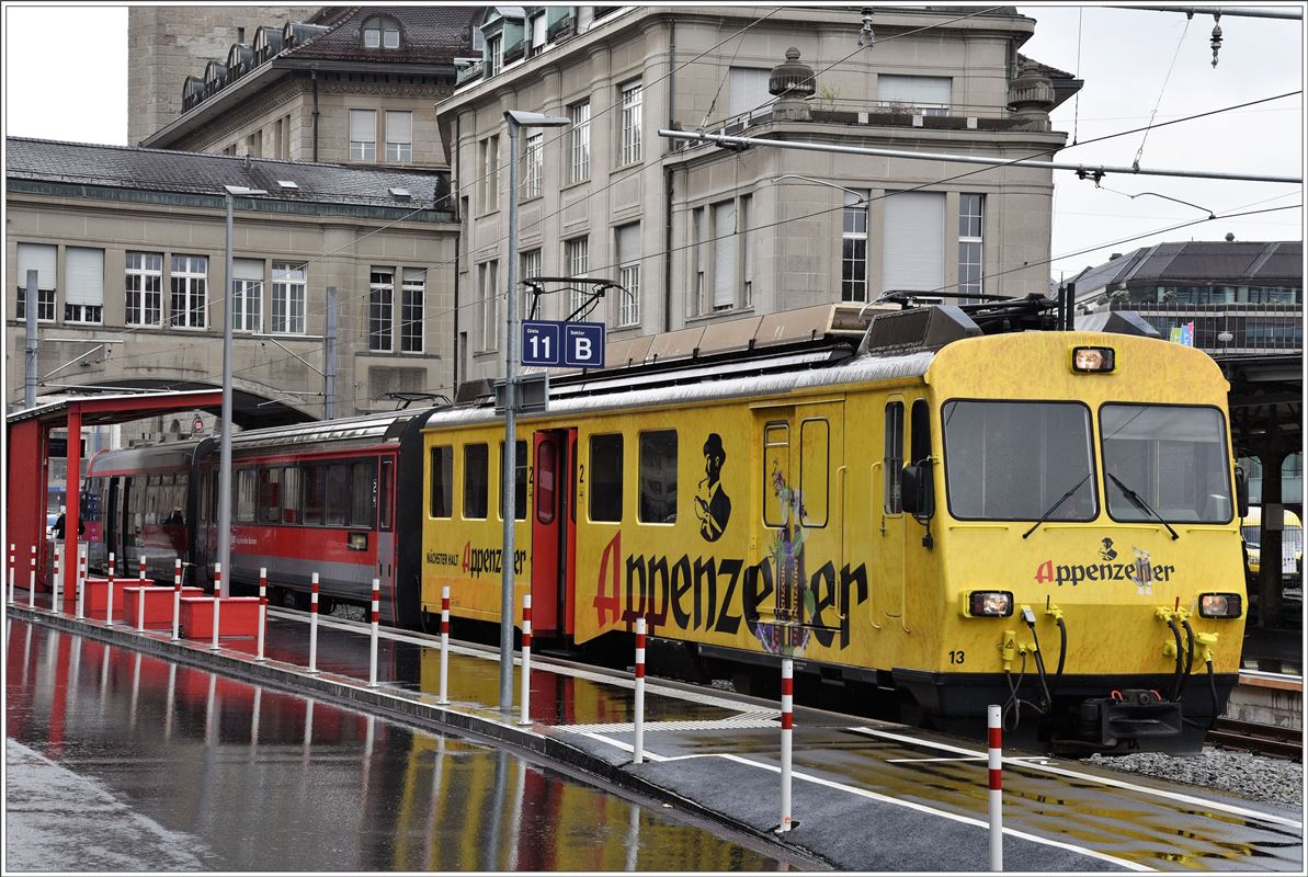 Winter im Appenzellerland am 18.04.2017. BDeh 4/4 13 in St.Gallen.