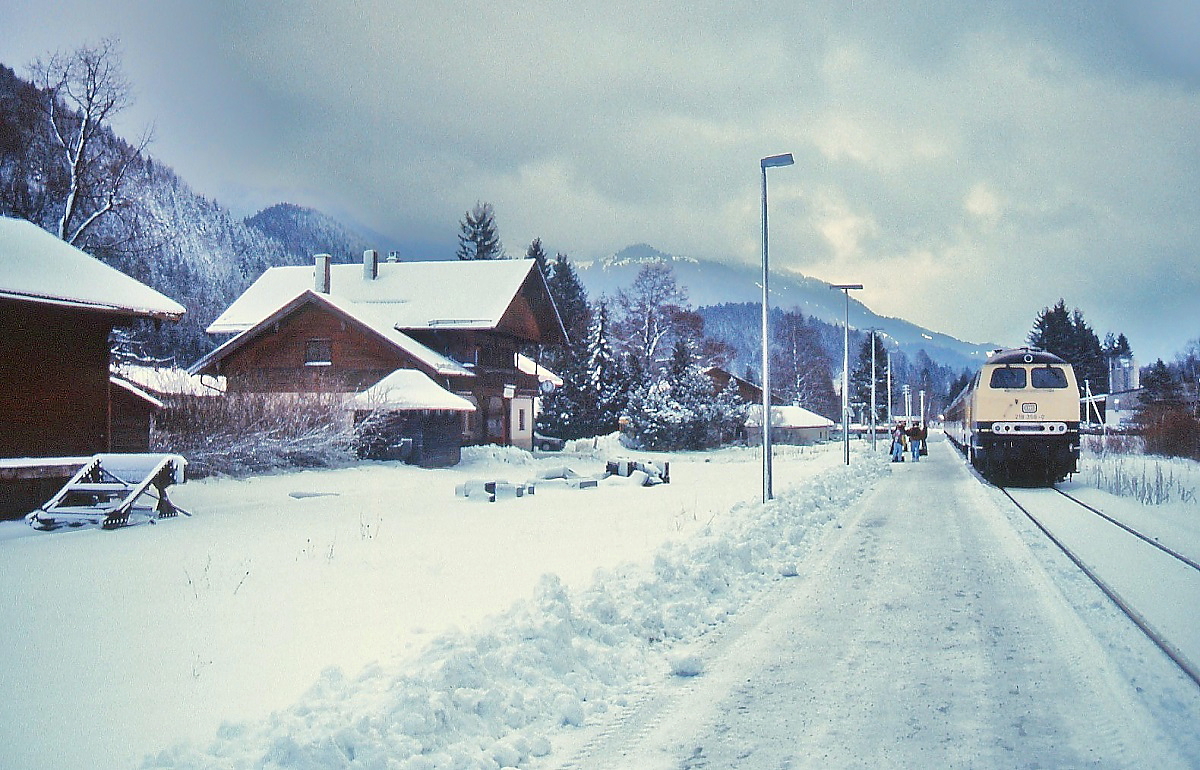 Winter im Bayerischen Oberland: Anfang Januar 1992 fährt 218 356-0 in Fischbachau ein. Die Gleislage verrät, dass der Bahnhof früher über mehr Gleise verfügte, zum Zeitpunkt der Aufnahme führte nur noch ein - kaum genutztes - Stumpfgleis zum Güterschuppen. Heute ist das Bahnhofsgebäude in privatem Besitz.