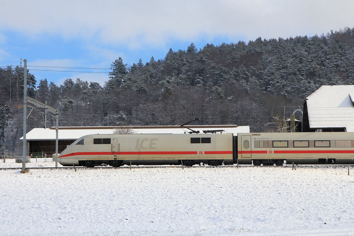 Winter bei Bern-Ostermundigen; Blick auf den Motorwagen ICE 401 572 mit seinen zwei Pantographen (DB/SBB) bei der Vorbeifahrt Richtung Berlin. 29.Januar 2019 