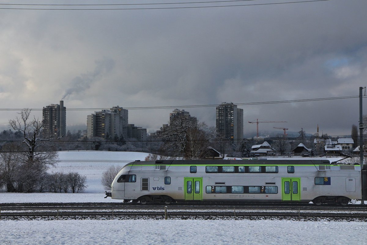 Winter bei Bern-Ostermundigen; BLS Doppelstockzug  Mutz  Nr. 002 vor der Ueberbauung Wittigkofen. 29.Januar 2019 