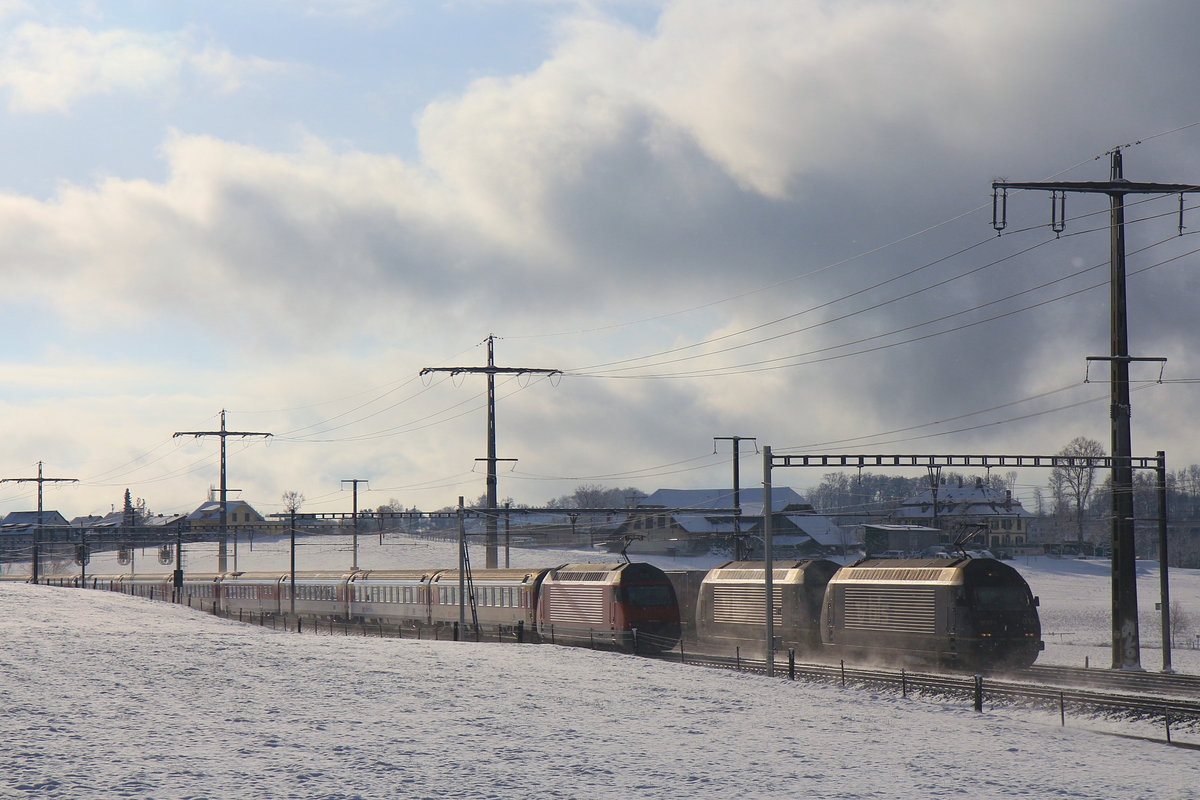 Winter bei Bern-Ostermundigen; gleiche Silhouetten - verschiedene Bahnen: Während eine SBB Re460 ihren Intercity-Zug Richtung Thun stösst, kreuzen zwei BLS Re465 (013+014) mit einem Güterzug vom Lötschberg her. 29.Januar 2019  