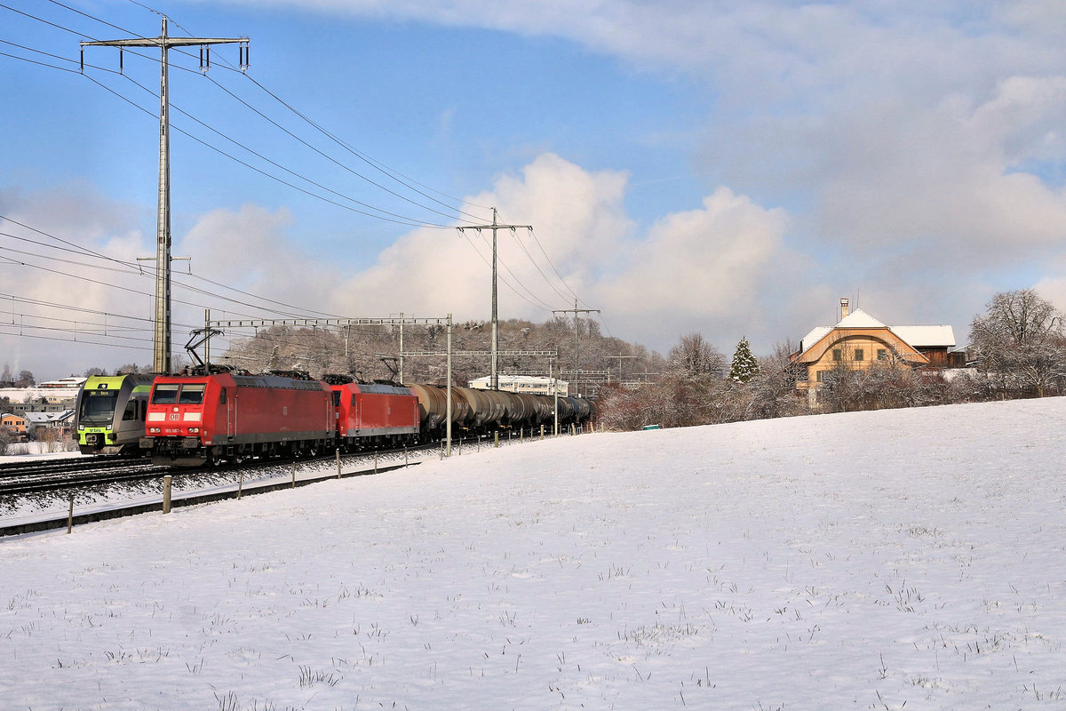 Winter bei Bern-Ostermundigen; Kreuzung des BLS  Lötschberger  Nr.107 mit einem Güterzug, geführt von den DB-Loks 185 087 und 114. 29.Januar 2019 