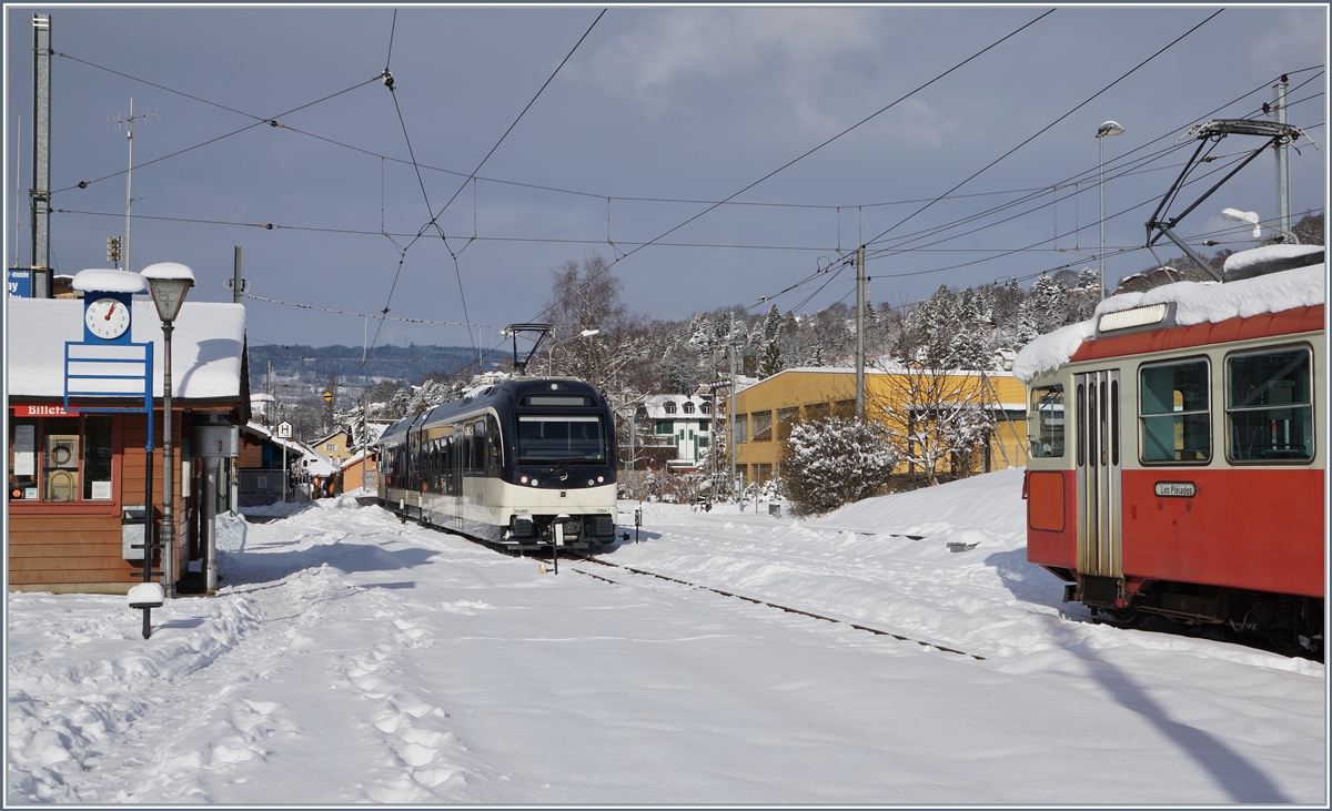 Winter in Blonay: Der CEV MVR ABeh 2/6 7504 wartet auf seinen nächsten Einsatz; angeschnitten rechts im Bild der CEV BDeh 2/4 N° 74.  
15. Jan. 2017