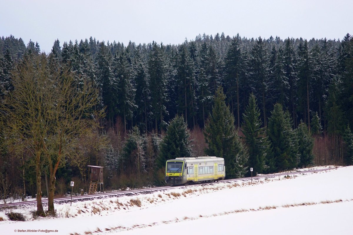 Winter im Frankenwald: Agilis 650 rollt von Hof kommend die Steigung bei Stegenwalhaus ins Selbitztal hinunter. Es hatte recht frisch geschneit und fing kurz nach diesem Bild wieder an, aus dicken Wolken fette Flocken zu werfen. Das war am 19.01.2018.