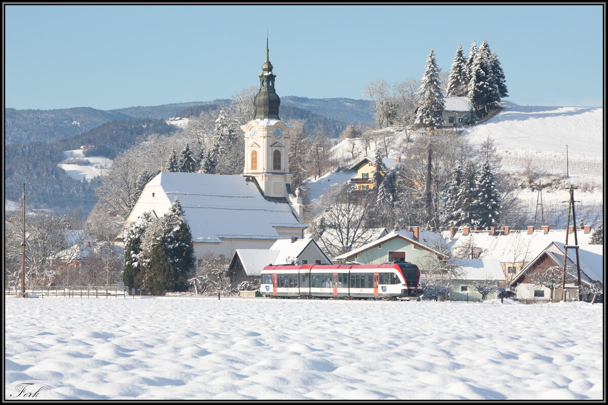 Winter in der Südweststeiermark. Vom 8. auf 9. Dezember hüllte Frau Holle auch Wies in eine weisse Decke. 
Ein GTW 2/8 auf dem Weg nach Graz am 12.12.2021