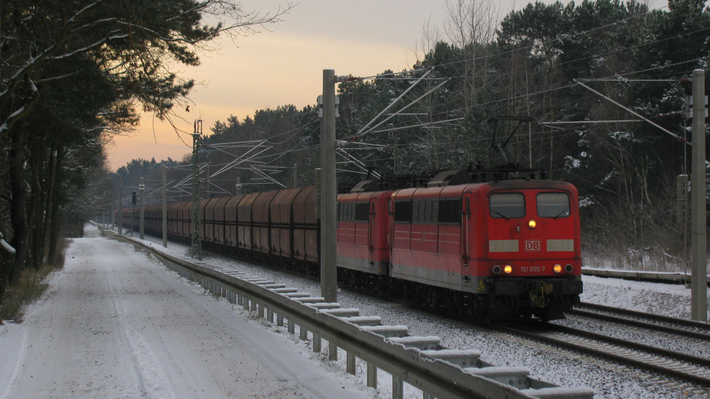 Winter war es bereits am 08.12.13 vor einem Jahr. Hier zu sehen ein Erzpendel der auf den Namen 60226/60225 hörte gezogen von einem 151er-Doppel mit führender 151 095-7.