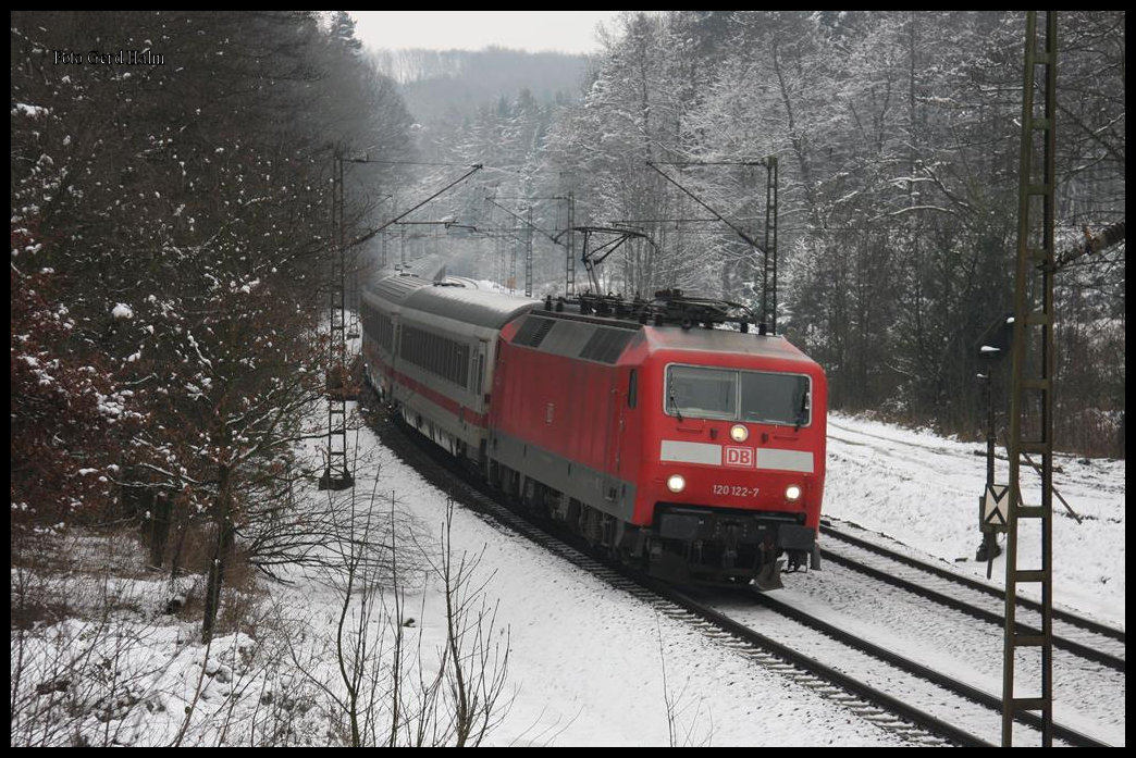 Winter im Wiehengebirge bei Ostercappeln. Am 18.2.2016 kam die 120122 um 10.27 Uhr mit einem IC in Richtung Osnabrück und weiter Richtung Ruhrgebiet durch den Wald!