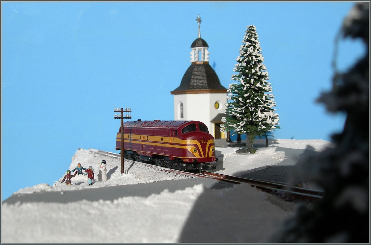 Winter im Z-Format: Die CFL 1601 fährt an der  Stillen Nacht Heilige Nacht  - Kapelle vorbei, während links etwas weniger friedlich ein Schneeballschlacht tobt.
21. Dez. 2014