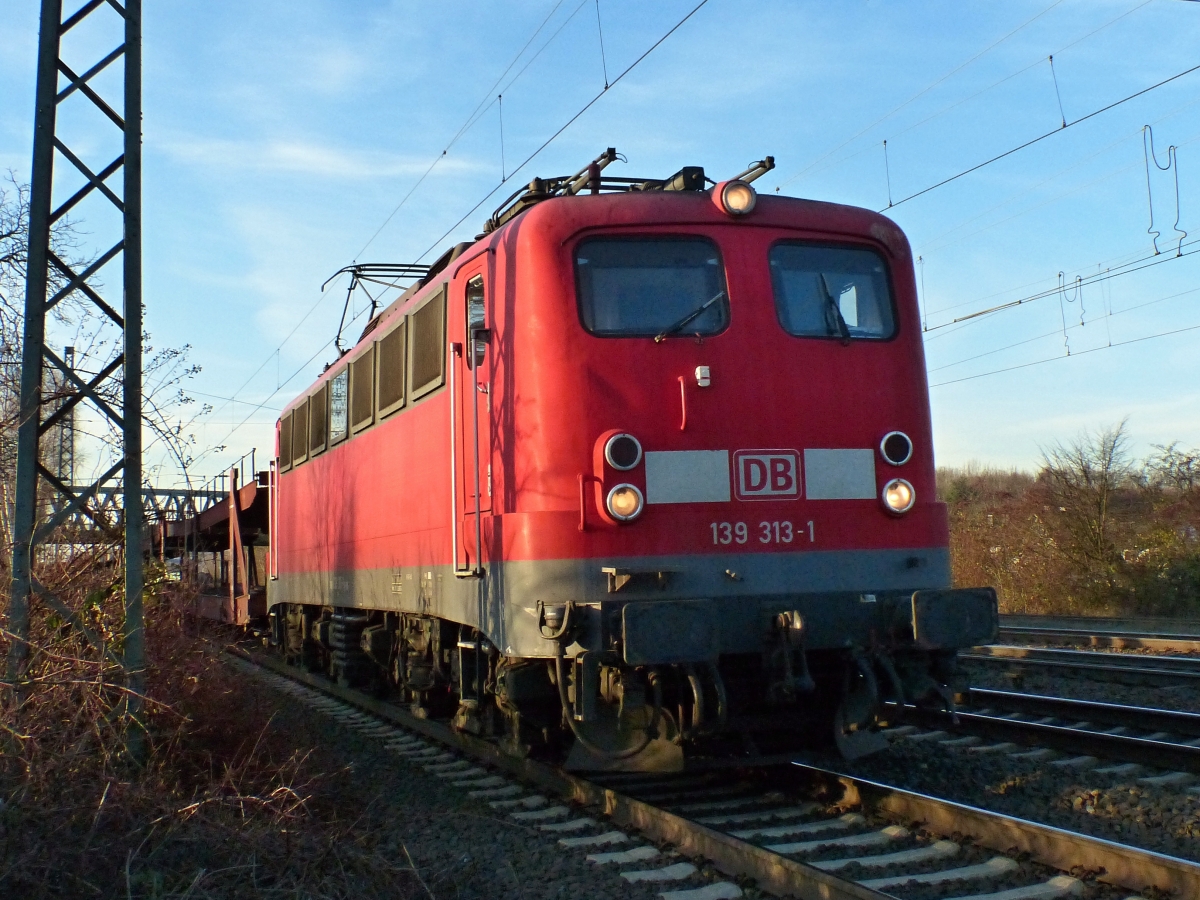 Winterbild bei schönem Wetter auch mit 139 313-1 (NVR: 91 80 6 139 313-1 D DB)<br>
Dieses Mal bei Minden unterwegs - 08.12.2015<br>
Zusätzliche Infos zur Lok: I Unt. I DX I 30.07.08 I und I Verl. I 29.06.16 I
<P>Weitere Bilder zum Thema Bahnfotografie gibt es auf meiner Site unter:<br> 
<a href= http://www.ralf-bueker.de/Ralf's Eisenbahnbilder.htm target= _blank >Ralf's Eisenbahnbilder