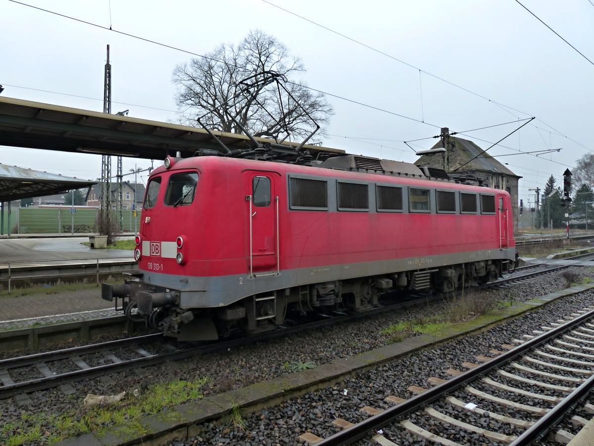 Winterbild bei trübem Wetter mit 139 313-1 (NVR: 91 80 6 139 313-1 D DB)<br>
Solo in Lehrte unterwegs - 18.02.2016<br>
Zusätzliche Infos zur Lok: I Unt. I DX I 30.07.08 I und I Verl. I 29.06.16 I
<P>Weitere Bilder zum Thema Bahnfotografie gibt es auf meiner Site unter:<br> 
<a href= http://www.ralf-bueker.de/Ralf's Eisenbahnbilder.htm target= _blank >Ralf's Eisenbahnbilder