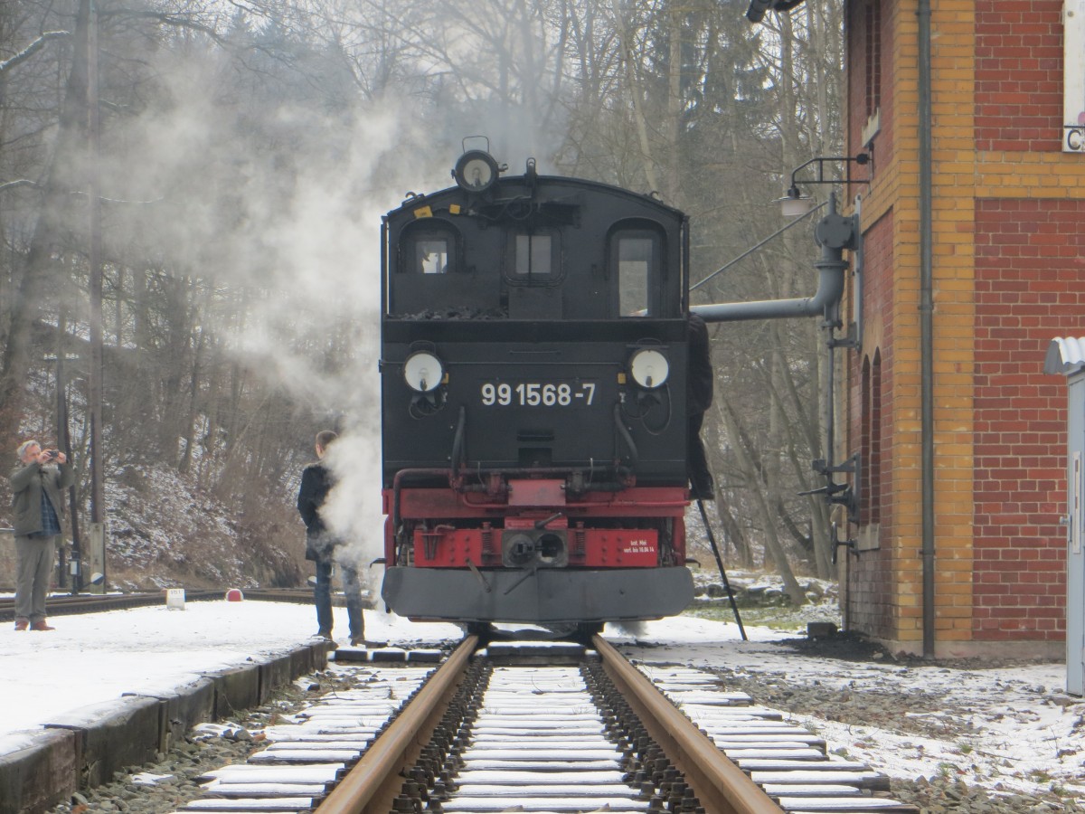 Winterdampf 2014 auf der Preßnitztalbahn! Im Preßnitztal (Erzgebirge)dampft es im Februar an jedem Wochenende.
99 1568-7 hat in diesem Monat an jedem Wochenende dienst,dem Personal wird es recht sein.