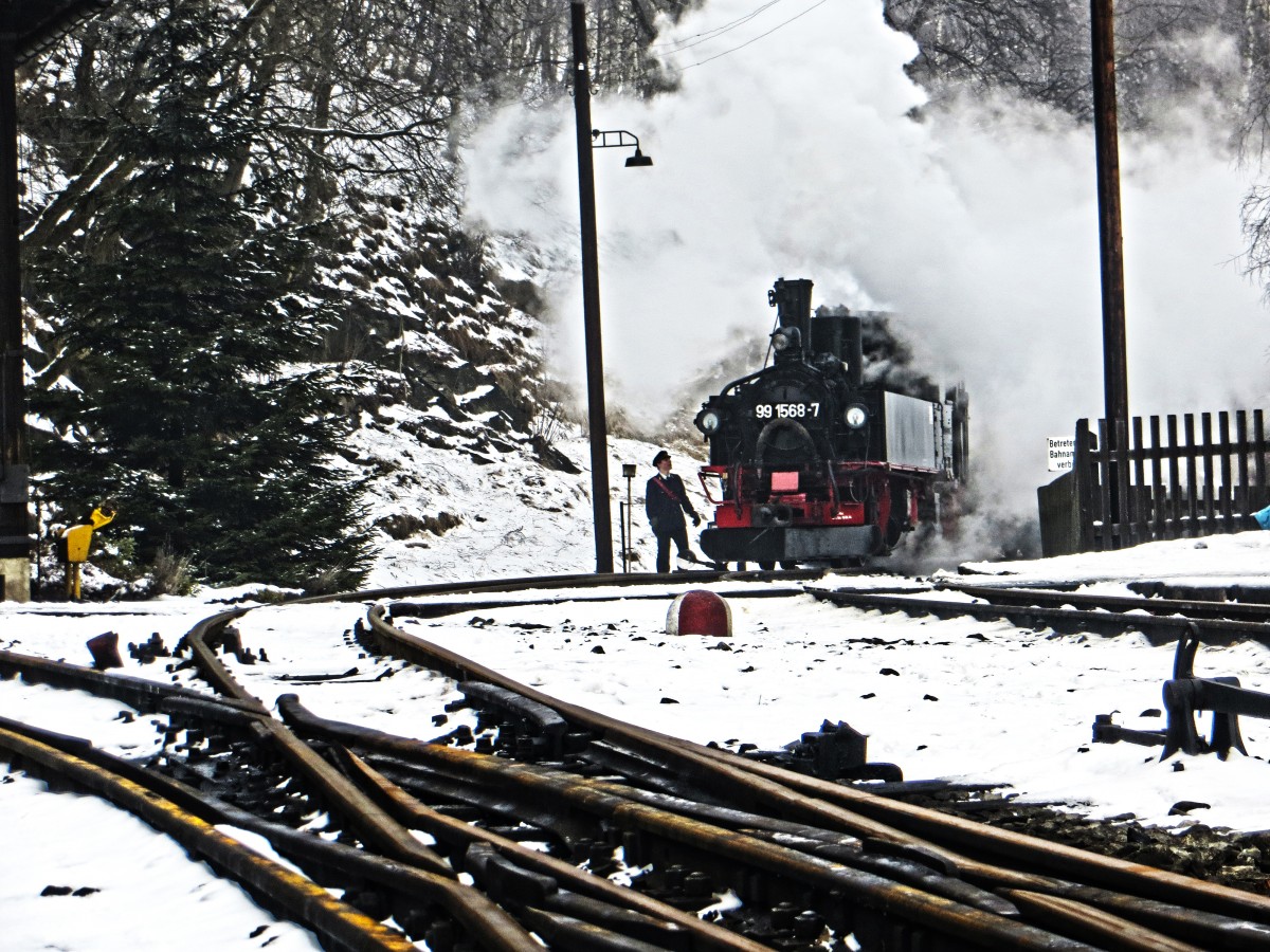 Winterdampf 2014 auf der Preßnitztalbahn! Im Preßnitztal (Erzgebirge)dampft es im Februar an jedem Wochenende.
Unser Zug hat Jöhstadt erreicht.Nachdem eine Diesellokomotive den Zug zurück auf die Strecke gezogen hat,kann 99 1568-7 zum bekohlen an das Förderband rollen.
