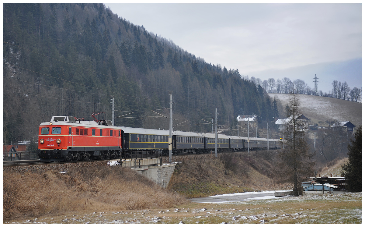  Winterdampf am Semmering  lautete das Motto dieser Fahrt, wegen Untauglichkeit von 52.1227 übernahm 1110 505 vom Verein Neue Landesbahn Sdz 14276 von Wien Fjb nach Mürzzuschlag ab Liesing den Zug. Die Aufnahme zeigt den Zug kurz vor dem Zielbahnhof Mürzzuschlag. 6.1.2016