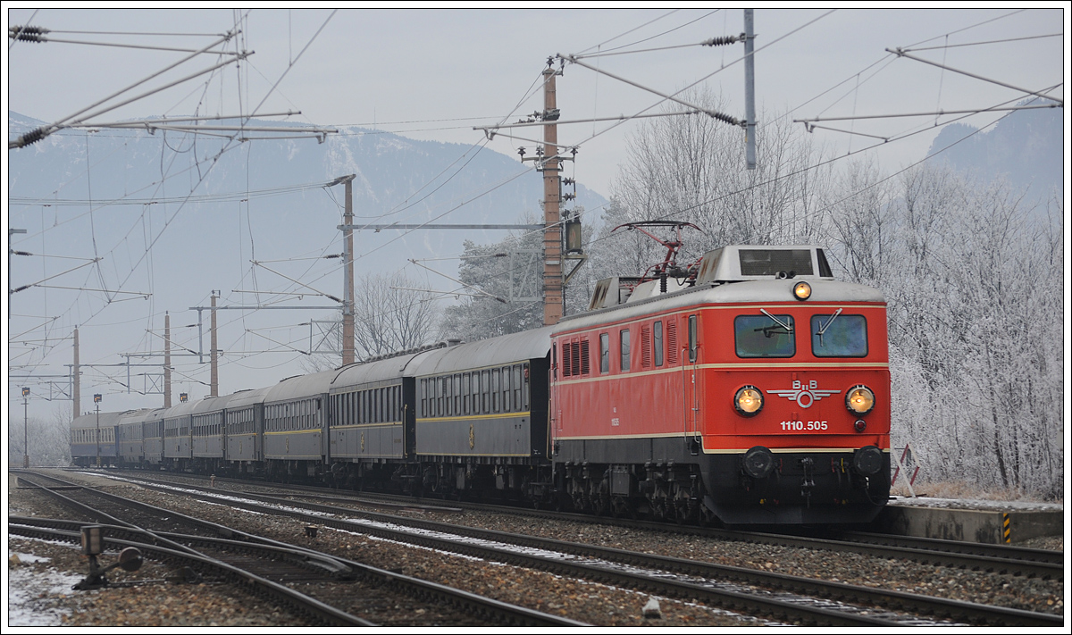  Winterdampf am Semmering  lautete das Motto dieser Fahrt, wegen Untauglichkeit von 52.1227 übernahm 1110 505 vom Verein Neue Landesbahn Sdz 14276 von Wien Fjb nach Mürzzuschlag ab Liesing den Zug. Die Aufnahme zeigt den Zug bei der Durchfahrt in Eichberg auf der Semmering Nordrampe. 6.1.2016