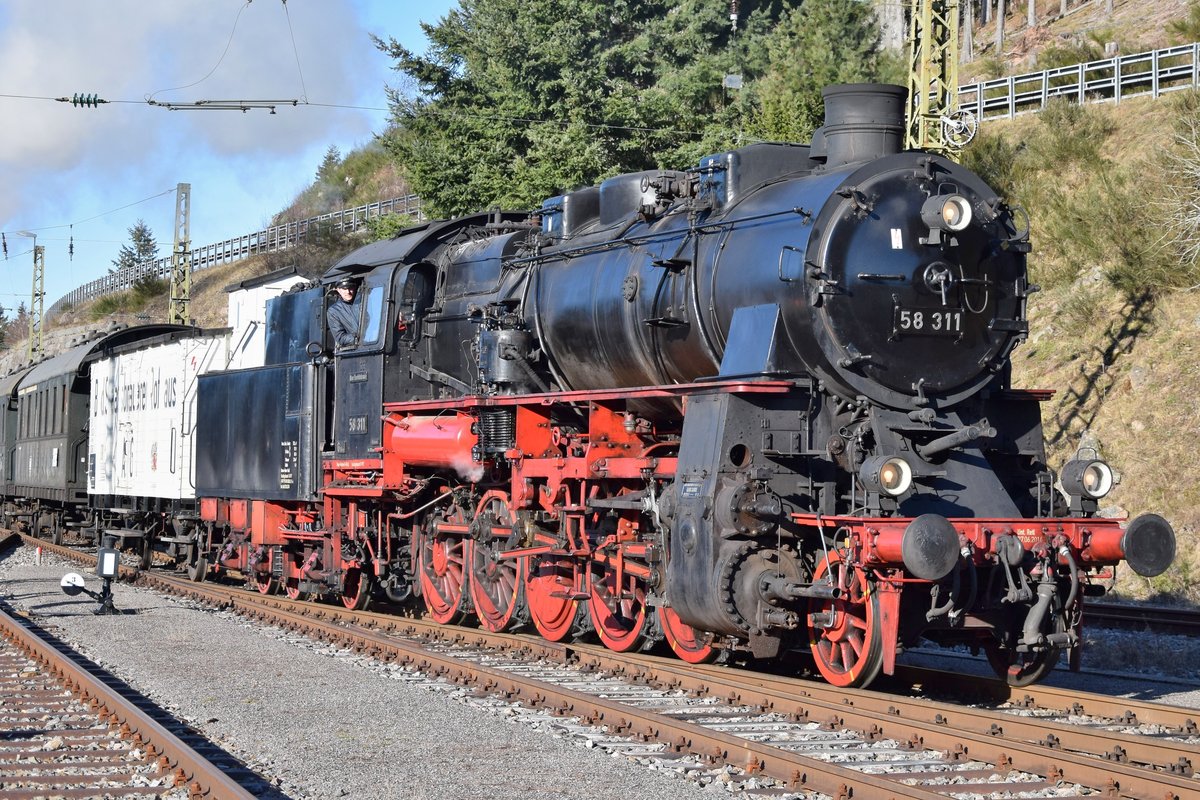 Winterdampf auf der 3-Seenbahn: 58 311 in Seebrugg, aufgenommen am 01.01.2020.