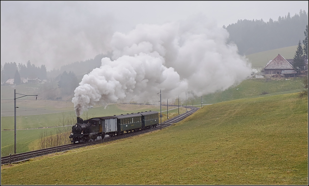 Winterdampf des Vereins Historische Emmentalbahn. Dampflok Ed 3/4 Nr. 2 der Solothurn-Münster-Bahn in Griesbach. Mit im Gepäck hat sie zwei vierachsige Leichtstahlplattformwagen und einen K2. Februar 2018. 
