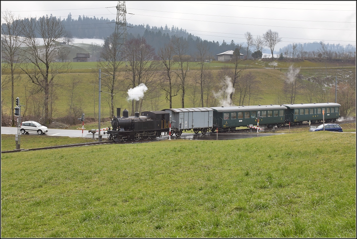 Winterdampf des Vereins Historische Emmentalbahn. Dampflok Ed 3/4 Nr. 2 der Solothurn-Münster-Bahn auf dem Bahnübergang bei Dürrenroth. Februar 2018.