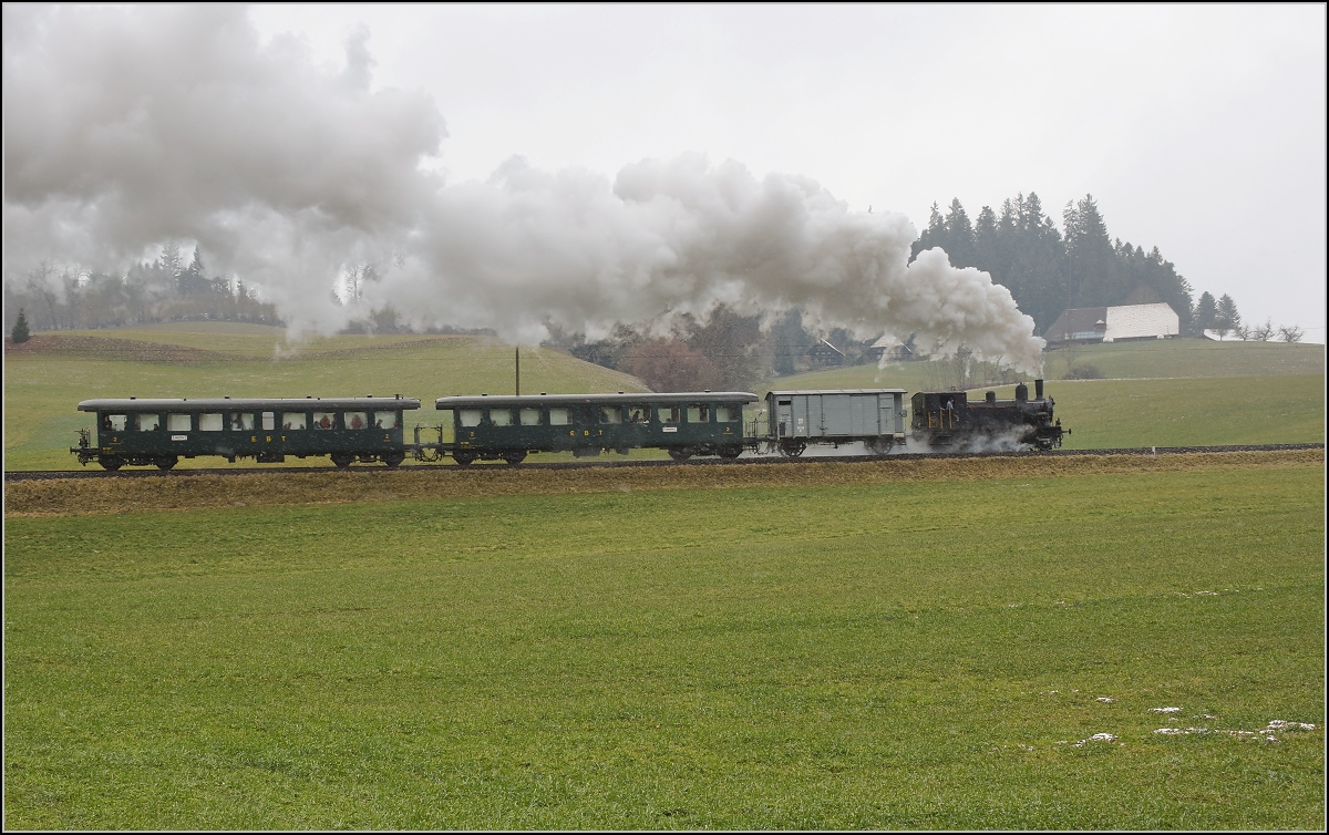 Winterdampf des Vereins Historische Emmentalbahn. Dampflok Ed 3/4 Nr. 2 der Solothurn-Münster-Bahn auf dem Bahnübergang bei Dürrenroth. Februar 2018.

