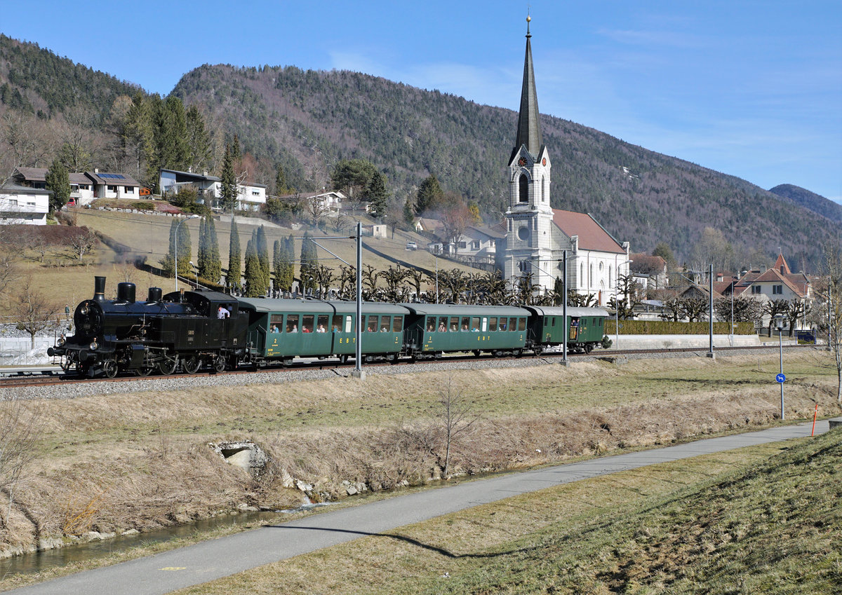 WINTERDAMPF IM JURA vom 17. Februar 2019.
Dampfbahn Bern/DBB
Verein Historische Eisenbahn Emmental/VHE
Eb 3/5 5810 + Bi 527 + Bi 528 + F2
Bei Court.
Foto: Walter Ruetsch