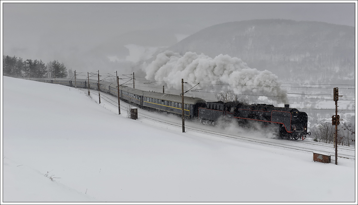 Winterdampf mit Schnee - hat man auch nicht mehr alle Tage, schon gar nicht auf Normalspur. SR 14276 von Wien Fjb nach Mürzzuschlag auf der Semmering Nordrampe am 6.1.2017 kurz vor Eichberg. Irgendwie schon ein Erlebnis, eine Lok, mit der man praktisch die ersten sechs Lebensjahre verbracht hat (verbracht ist natürlich übertrieben, aber sie war so gut wie jeden Tag vor dem Zimmerfenster zu sehen) wieder vor einem Zug zu sehen. Diese Lok führte übrigens 1979 eine Woche lang einen Planpersonenzug auf der Graz-Köflacher Bahn, bei der sie auch aus dem aktiven Dienst ausschied.