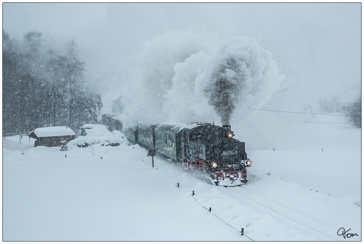Winterdampf Pur - Bei heftigem Schneefall, fuhr die 99 1794 der Fichtelbergbahn, an unserem Fotostandpunkt in Hammerunterwiesenthal vorbei.
03.02.2019 