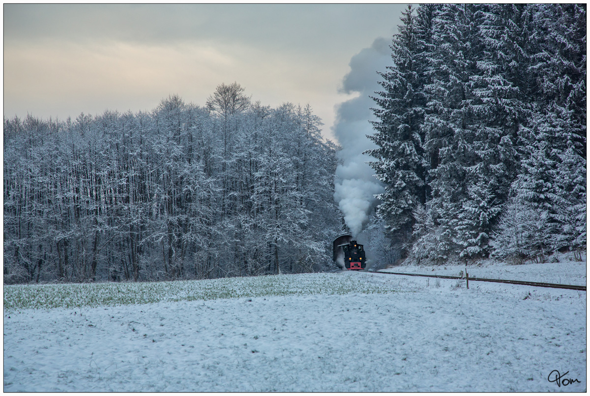Winterdampf im Stainzertal -Draculinchen 764.411R fährt mit einem Fotogüterzug durch die Wälder nahe Kraubath. 
16.12.2018